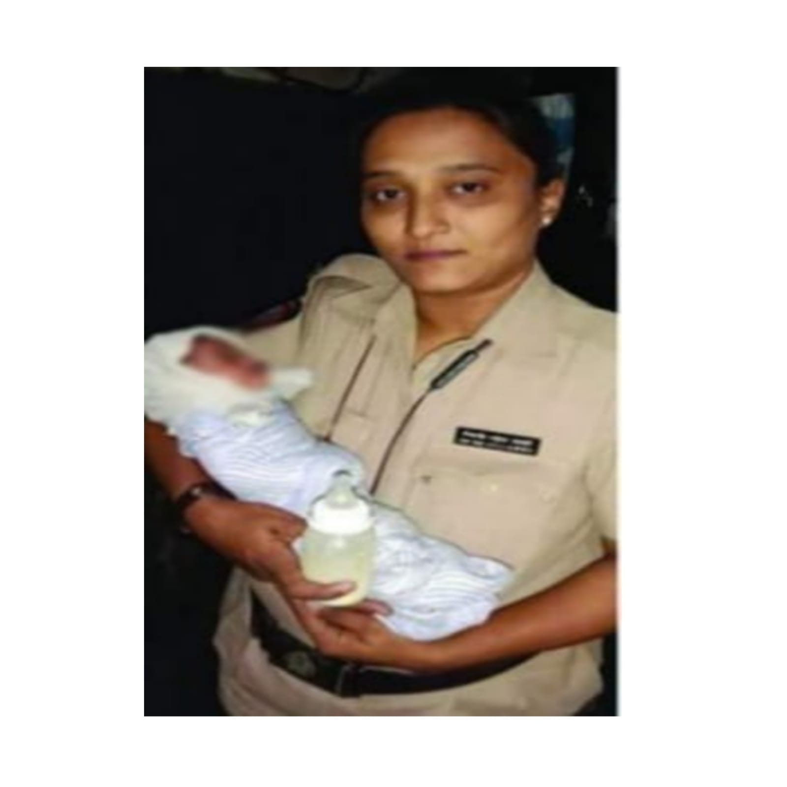 नाल्यातून वाहत जाणाऱ्या बाळाचे मुंबई पोलिसांनी वाचवले प्राण;