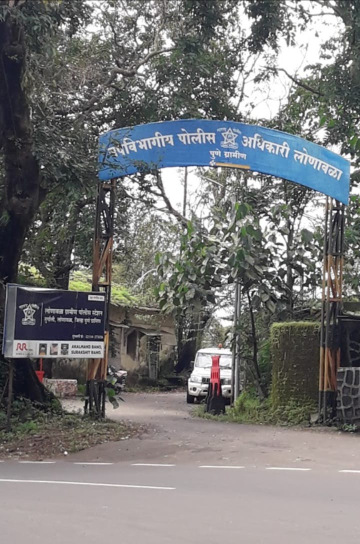 पार्टीत अश्लील हावभाव करणार्‍या 17 महिला-पुरुषांना लोणावळा ग्रामीण पोलीसांनी केली अटक