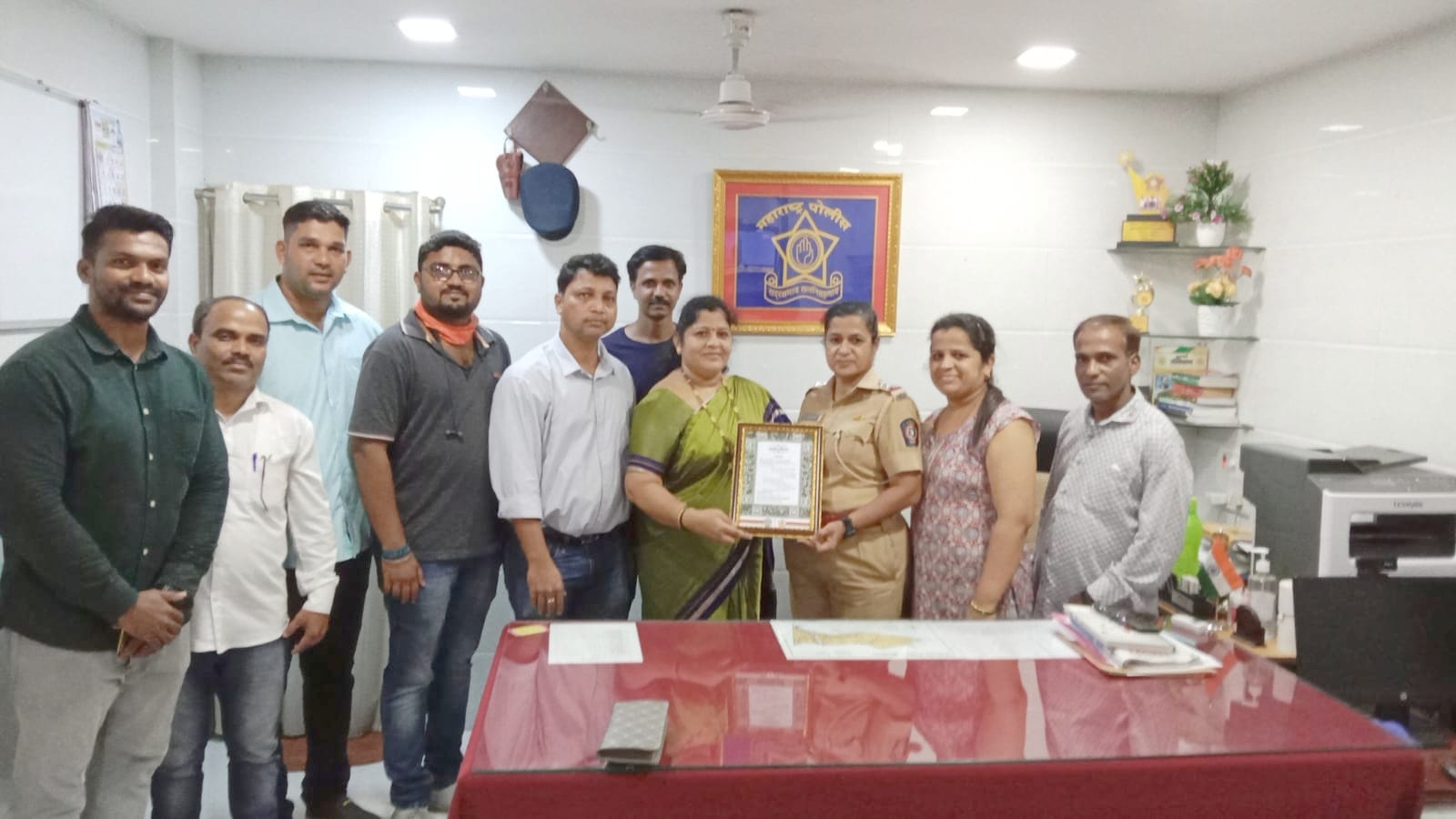 वाकोला पोलीस ठाण्याच्या वरिष्ठ पोलीस निरीक्षक सुनयना नटे मॅडम यांच्यासह