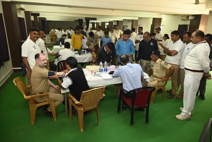 जळगाव जिल्हा पोलीस आणि जळगाव सोसायटी ऑफ क्रिटीकल केअर मेडिसिन यांच्या संयुक्त विद्यमाने आरोग्य शिबीर संपन्न…