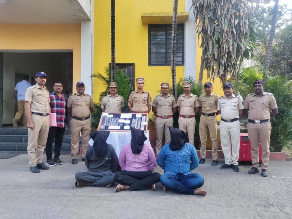 लोणंद पोलीस ठाणेची कारवाई घरफोडीचा गुन्हा उघडकीस आणुन चोरीस गेलेले २१ तोळे सोनेचा मुद्देमाल चोर व सोनाराकडुन केला जप्त…