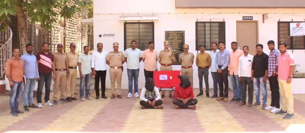 स्थानिक गुन्हे शाखा, सातारा यांची धडक कारवाई औंध येथील दोन युवकांकडून १,२१,४००/- रुपये किमतीचे देशी बनावटीचे पिस्टल, २ जिवंत काडतुसे, १ पल्सर मोटार सायकल व १ मोबाईल हॅन्डसेट जप्त…