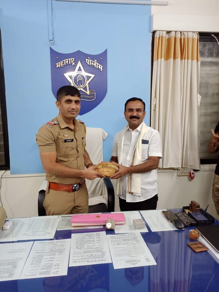 सातारा येथील हाॅटेल साई पार्क ईन सुरूर यानी हॉटेल मध्ये विसरलेली 10 तोळे सोने व इतर वस्तु असलेली बॅग केली भुईंज पोलीस ठाण्या मार्फत प्रवाशाला परत…