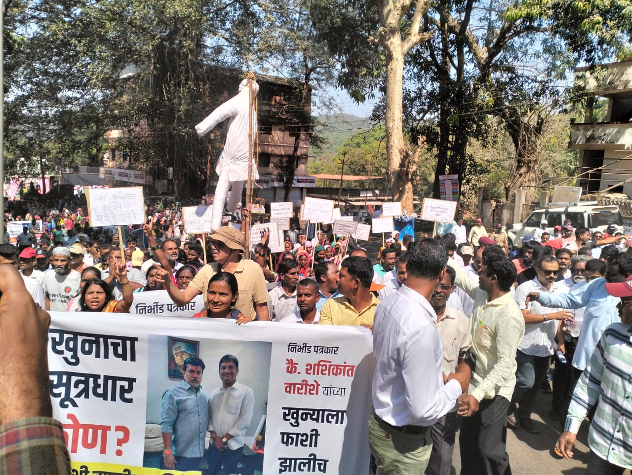 राजापूर तहसीलदारांसमोर (2)