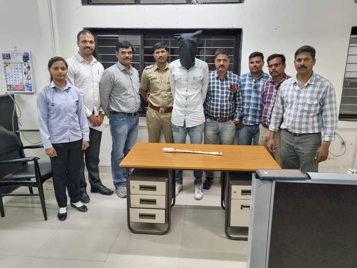 दरोडा व शस्त्र विरोधी पथकाने बेकायदेशीररित्या धारदार घातक चॉपर बाळगणा-या तडीपार इसमांस केले हत्यारासह जेरबंद…