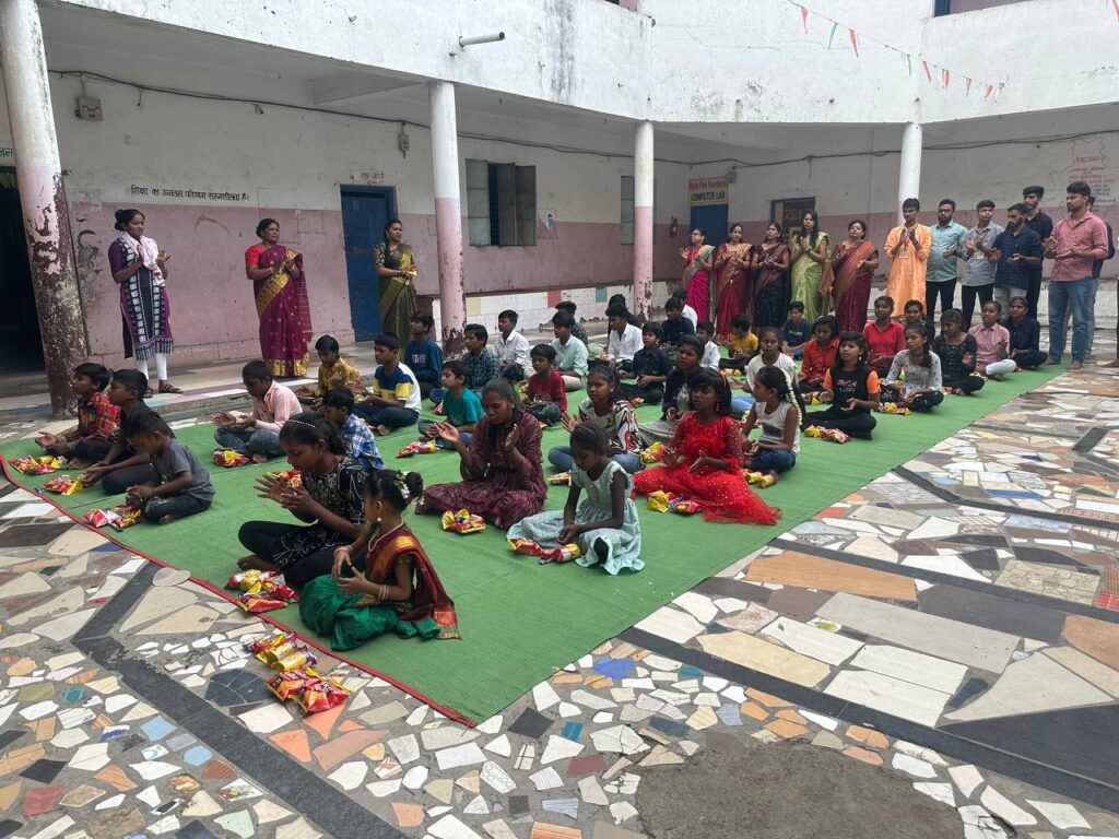 वारकरी मंच नागपूर शहर आणि महाराष्ट्र पोलीस बॉईज संघटना कडून गुढीपाडवा हिंदु नववर्षा निमित्त “नवीन देसाई निवासी शाळा” येथील लहान मुलांसाठी भेटवस्तू वाटप…
