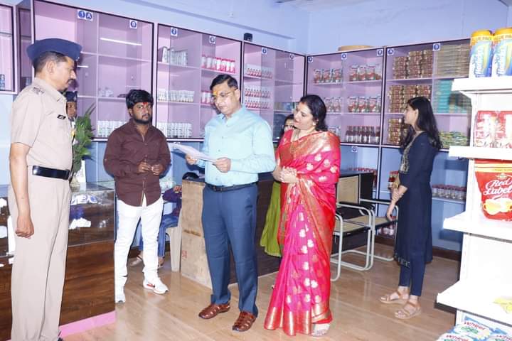 तीन वर्षापासून बंद असलेली पोलीस सबसिडी कॅन्टीन गुढीपाडवा निमित्त पोलीस अधीक्षक श्री नंदकुमार ठाकूर साहेब व मा.राहुल दुबाले अध्यक्ष महाराष्ट्र पोलीस बॉईज संघटना यांच्या प्रयत्नातून अखेर सुरू…