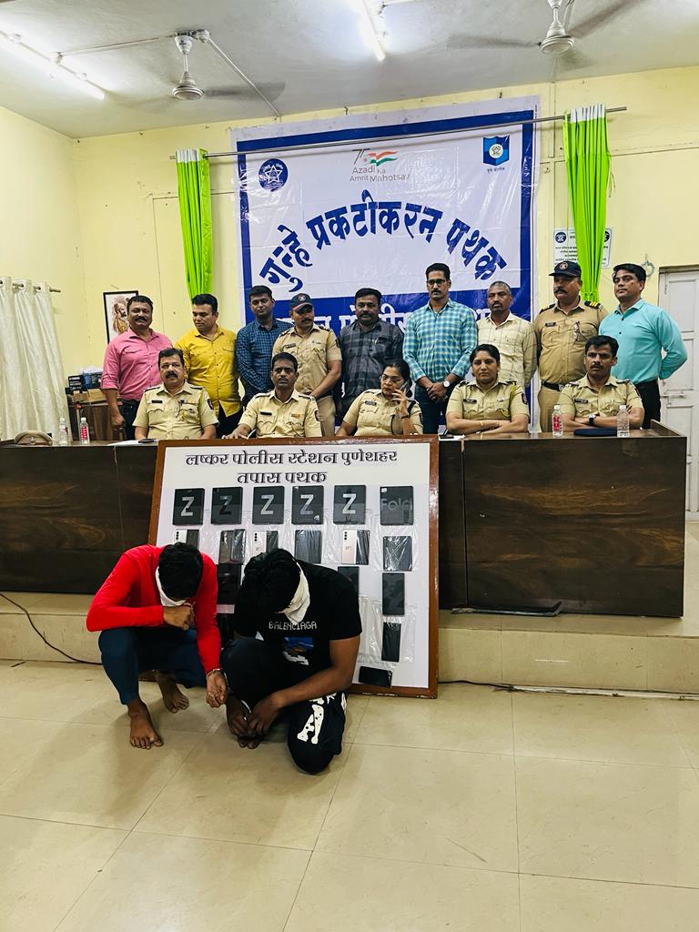 लष्कर पोलीस स्टेशनचे तपास पथकाने भिकारी असल्याचा वेष धारण करुन घरफोडी चोरी करणा-या एक इसमाला व मोबाईल विकत घेणा-या एका आरोपीला अटक करुन त्याचेकडून चोरीस गेले १४ महागडे मोबाईल व गुन्हा करताना वापरलेली कटावनी असा एकूण ९,४५,०००/- रुपये किंमतीचा मुद्देमाल जप्त…