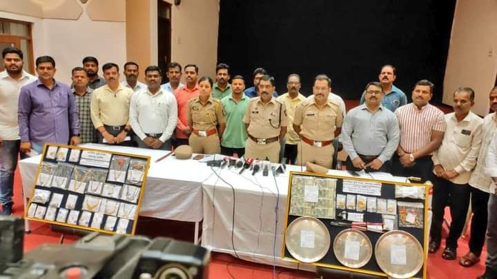 आंतरराज्यीय घरफोडी चोरी करणाऱ्या सराईत गुन्हेगारांच्या टोळीचा पर्दाफास 1752 ग्रॅम मनाचा रवा (लगड) व दागिने 1579 ग्रॅम वजनाचे चांदीचे 03 ताट, 4,00,000 रु. रोख रक्कम चोरलेली फार असा एकूण 54.54,658 किंमतीचा मुद्देमालासह 03 आरोपी 01 सराफ यांना अटक ….
